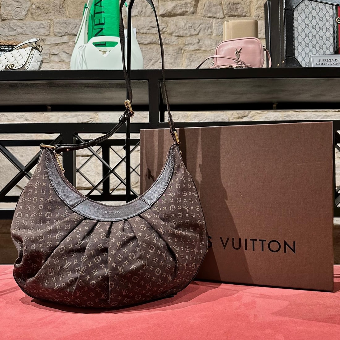 LOUIS VUITTON Rhapsodie Idylle Hobo Bag in Brown Canvas: Title:LOUIS VUITTON Rhapsodie Idylle Hobo Bag in Brown CanvasMaterials:CanvasDimension:Length: 41 cmHeight: 28 cmWidth: 10 cmDescription:(6119B297). Sinuous, comfortable, irresistibly chic.This Louis