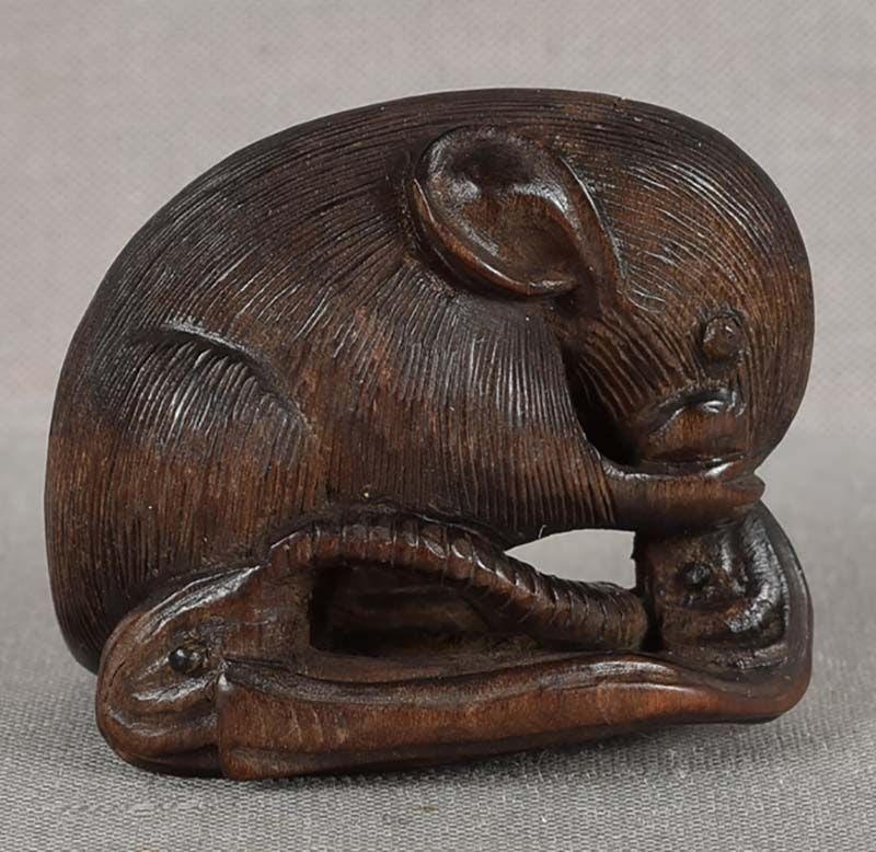 19c netsuke RAT eating dried SHIRASU FISH (1 of 6)