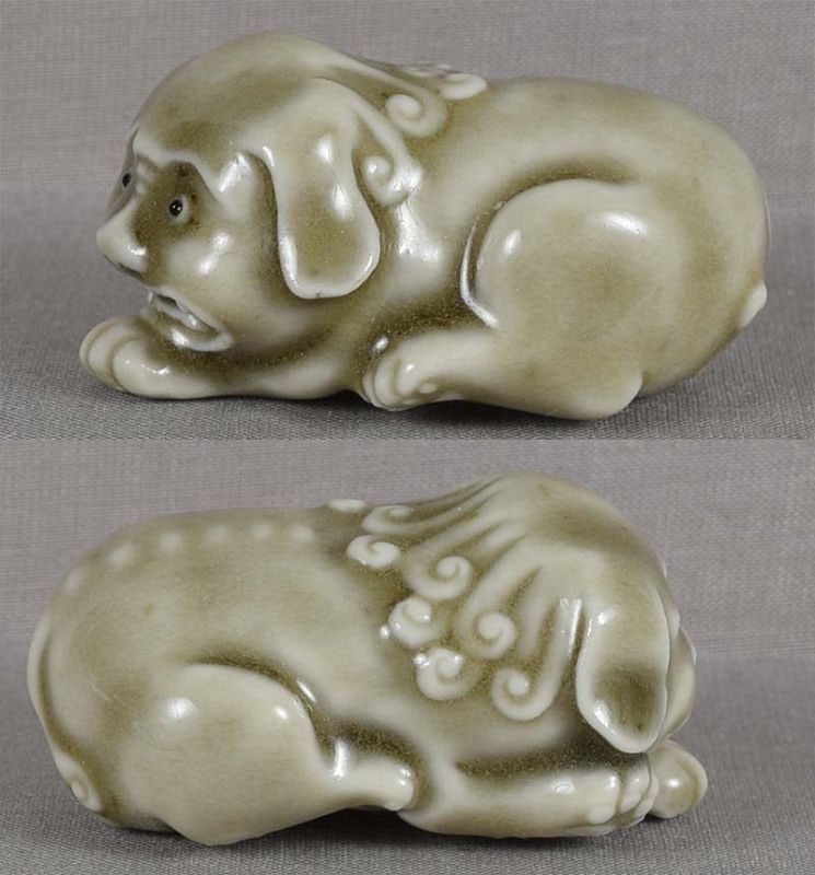 Porcelain netsuke CROUCHING SHISHI by ARMIN MULLER - 3