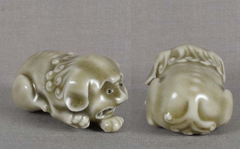 Porcelain netsuke CROUCHING SHISHI by ARMIN MULLER - 5
