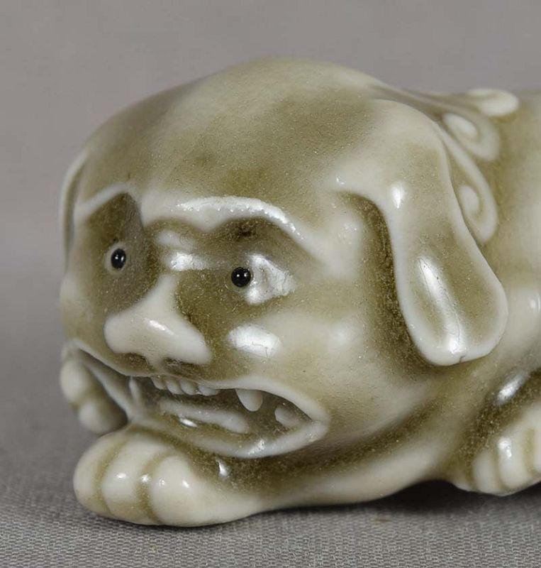 Porcelain netsuke CROUCHING SHISHI by ARMIN MULLER - 6