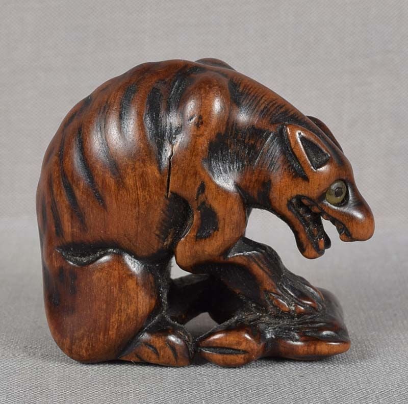 Early 19c netsuke WOLF with deer leg (1 of 6)