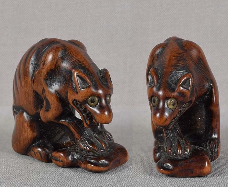 Early 19c netsuke WOLF with deer leg - 2