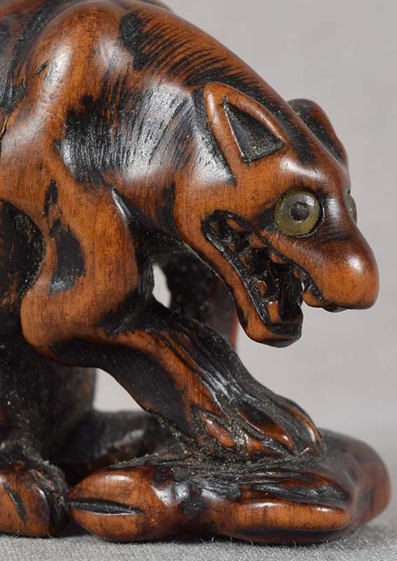 Early 19c netsuke WOLF with deer leg - 5