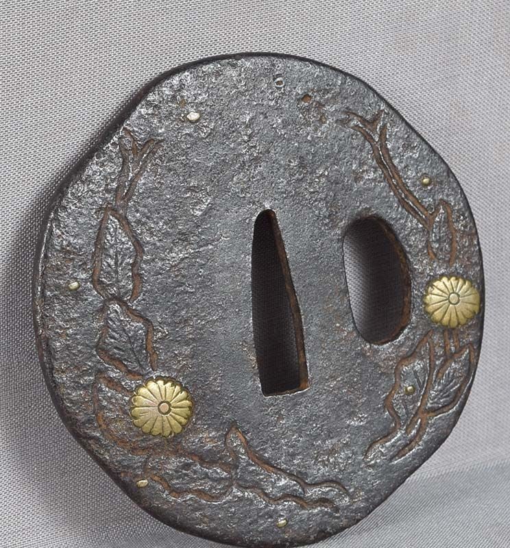 18c Japanese sword TSUBA chrysanthemums - 4