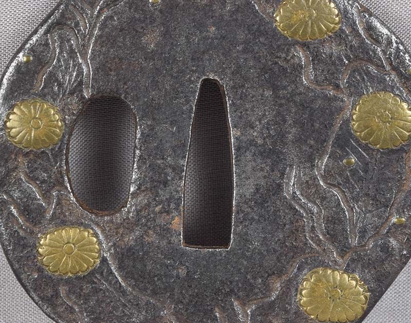 18c Japanese sword TSUBA chrysanthemums - 5