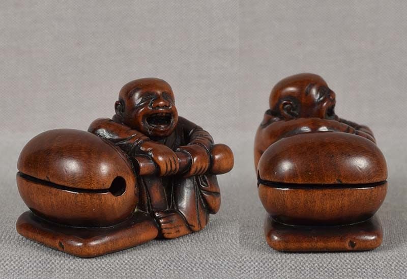 19c netsuke PRIEST with gong by ISSAI ex Greenfield Collection - 3