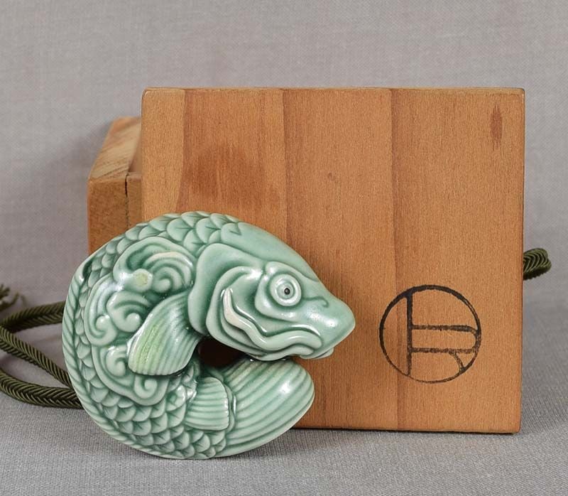 Porcelain netsuke CARP by LYNN RICHARDSON original box: Rare porcelain netsuke of a curled carp. Made by Lynn Richardson (American, born 1942) - the wife of netsuke artist Armin Muller and a wonderful ceramist herself. According to a Chinese myth a carp