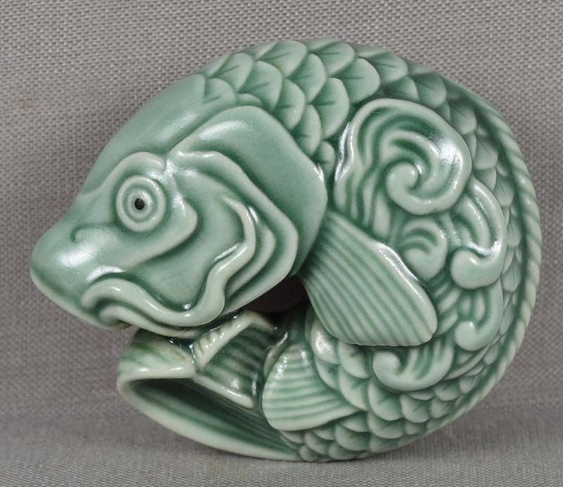 Porcelain netsuke CARP by LYNN RICHARDSON original box - 2