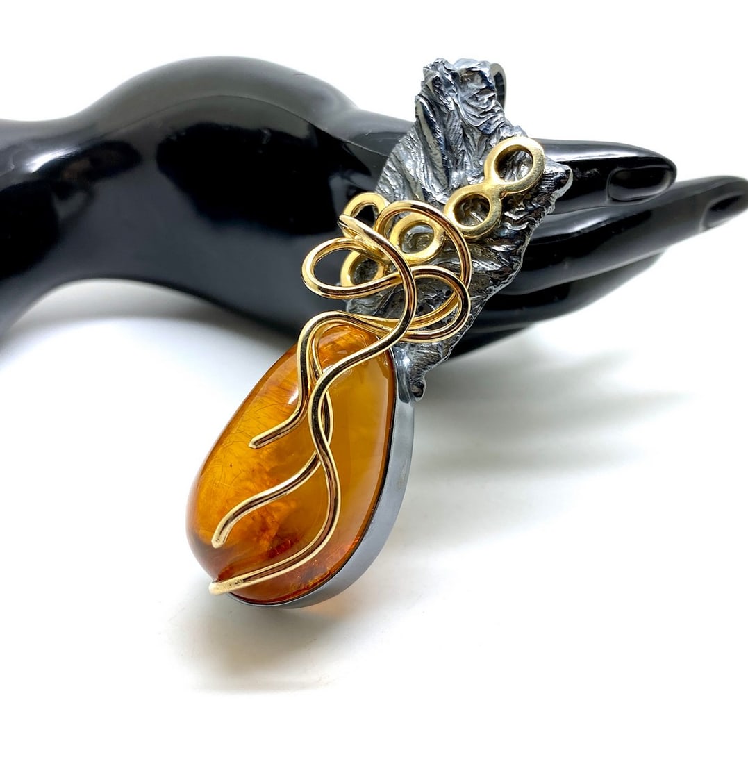 Exquisite Vintage Amber Pendant shaped like a Drop - 3