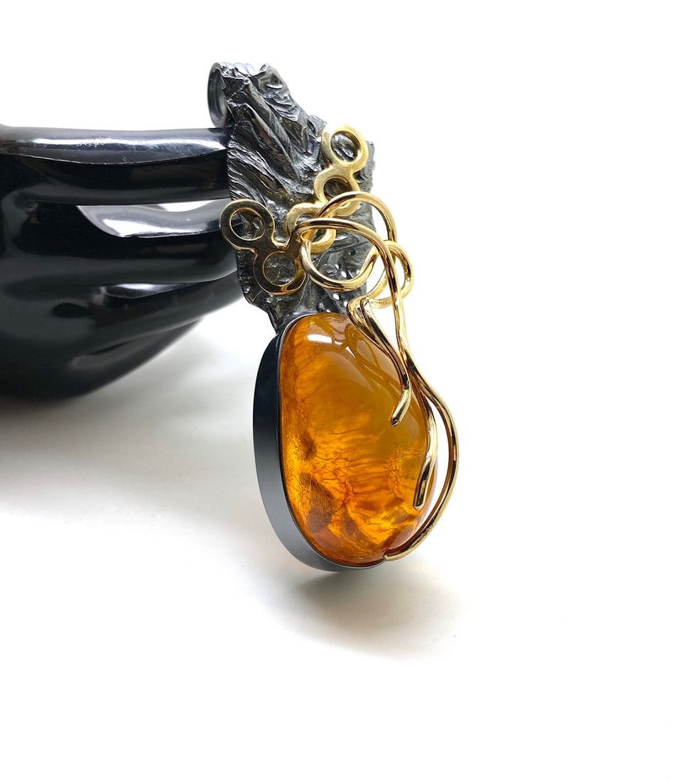 Exquisite Vintage Amber Pendant shaped like a Drop - 4
