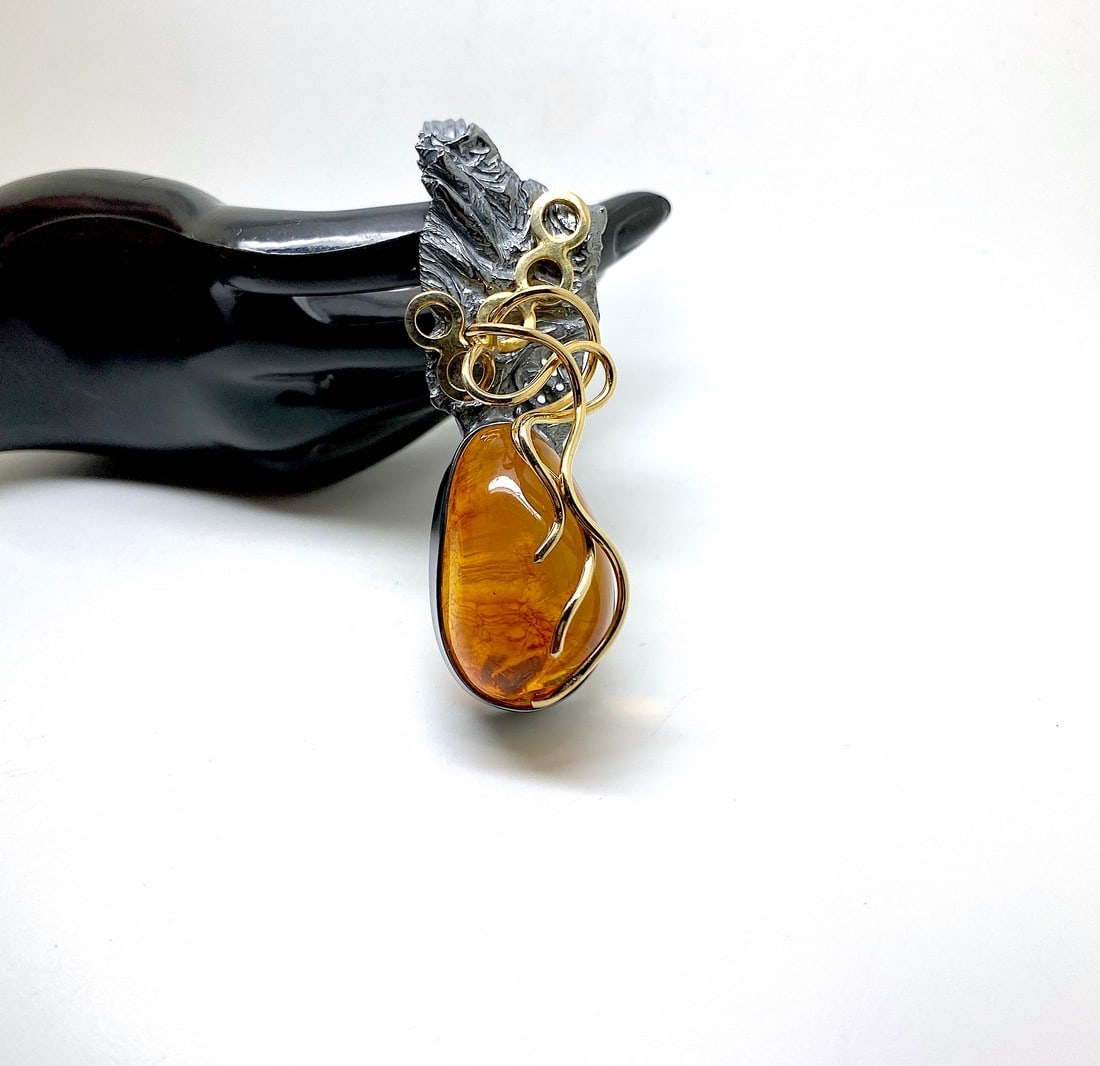 Exquisite Vintage Amber Pendant shaped like a Drop - 6