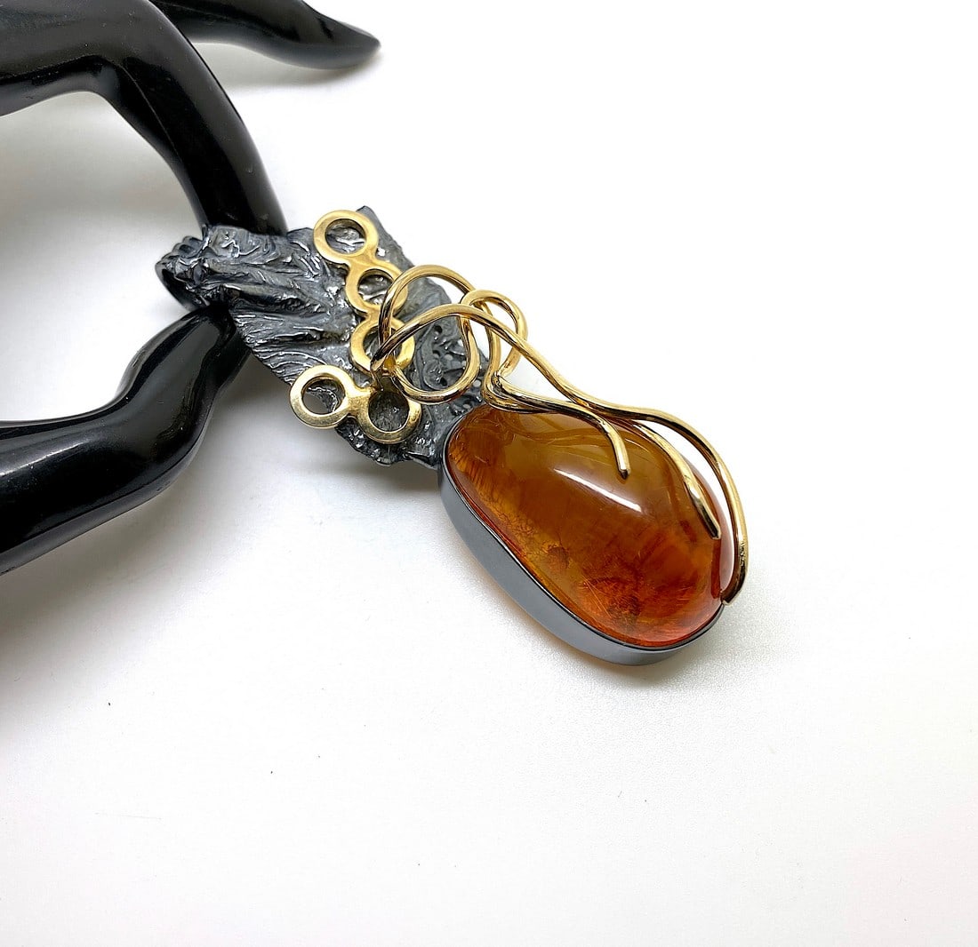 Exquisite Vintage Amber Pendant shaped like a Drop - 8