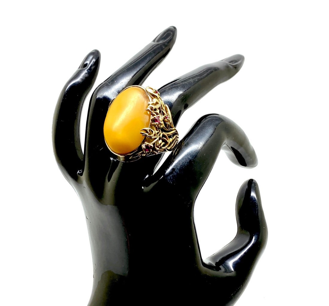 Unique and Impressive Amber Ring with Garnets: Title:Unique and Impressive Amber Ring with Garnets Metal:925 Silver-Gold Plated Gemstone:Amber Weight:11.6 g Size:Inner diameter: AdjustableSize: 29.0 x 24.0 x 30.0 mm Size: 1.142 x 0.945 x 1.181 inc
