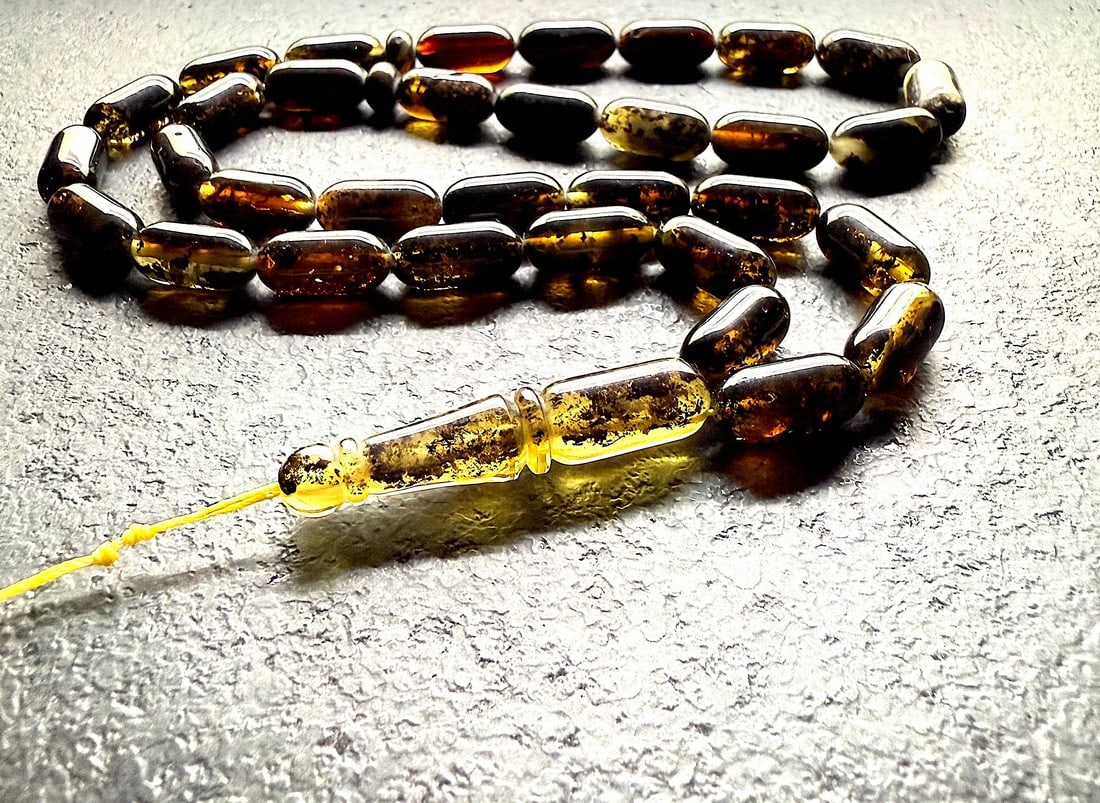 Impressive Amber Tesbih made from Capsule shaped Amber beads: Title:Impressive Amber Tesbih made from Capsule shaped Amber beads Metal:None Gemstone:Amber Weight:26.1 g Size:Bead size: 17.0 x 8.0 mm Bead size: 0.669 x 0.315 inches Made of:(Reconstituted Amber or