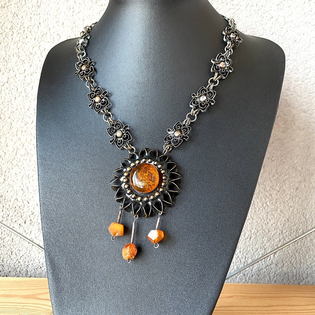 Fascinating Unique Vintage Amber Brooch / Necklace: Title:Fascinating Unique Vintage Amber Brooch / NecklaceMetal:BrassGemstone:AmberWeight:50.0 gSize:Size: 80.0 x 20.0 x 480.0 mm Size: 3.15 x 0.787 x 18.898 inches Made of:(Reconstituted Amber or