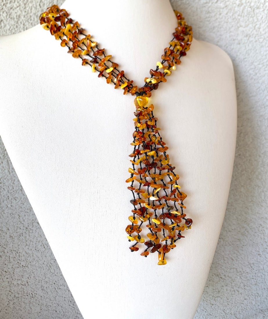 Beautiful Vintage Amber Necklace made from Natural shaped Amber beads: Title:Beautiful Vintage Amber Necklace made from Natural shaped Amber beadsMetal:MetalGemstone:AmberWeight:23.43 gSize:Size: 10.0 x 13.0 x 400.0 mm Size: 0.394 x 0.512 x 15.748 inches Bead size: 64.0
