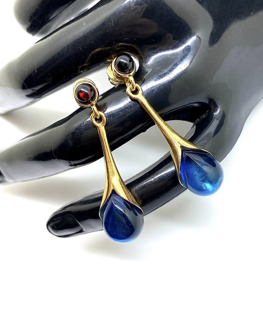 Alluring Amber Earrings: Title:Alluring Amber Earrings Metal:925 Silver-Gold Plated Gemstone:Amber Weight:4.4 g Size:Size: 26.0 x 9.0 x 6.0 mm Size: 1.024 x 0.354 x 0.236 inches Made of:(Reconstituted Amber or Whole Stone):Re