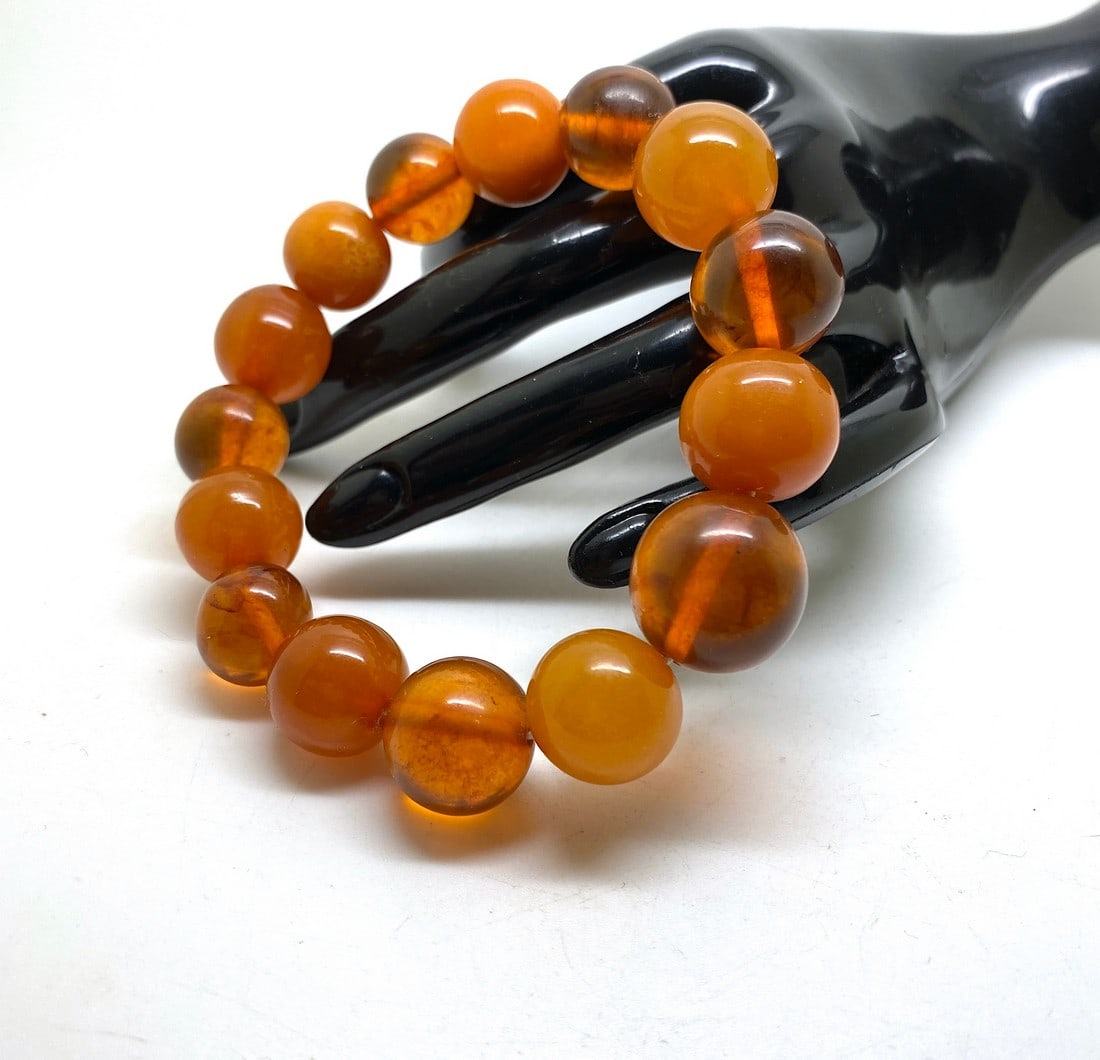 Beautiful Unique Vintage Amber Bracelet made from Round Amber beads: Title:Beautiful Unique Vintage Amber Bracelet made from Round Amber beads Metal:None Gemstone:Amber Weight:28.0 g Size:Bead size: 15.0 mm Bead size: 0.591 inches Made of:(Reconstituted Amber or Whole