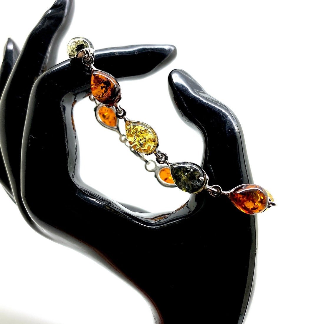 Beautiful Amber Bracelet: Title:Beautiful Amber Bracelet Metal:Sterling Silver Gemstone:Amber Weight:9.15 g Size:Size: 180.0 x 8.0 x 6.0 mm Size: 7.087 x 0.315 x 0.236 inches Made of:(Reconstituted Amber or Whole Stone):Whole