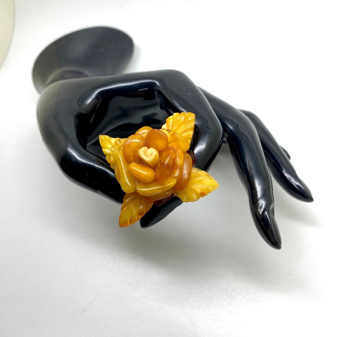 Hand crafter Vintage Amber Brooch: Title:Hand crafter Vintage Amber Brooch Metal:Metal Gemstone:Amber Weight:8.8 g Size:Size: 36.0 x 35.0 x 22.0 mm Size: 1.417 x 1.378 x 0.866 inches Made of:(Reconstituted Amber or Whole Stone):Reconst