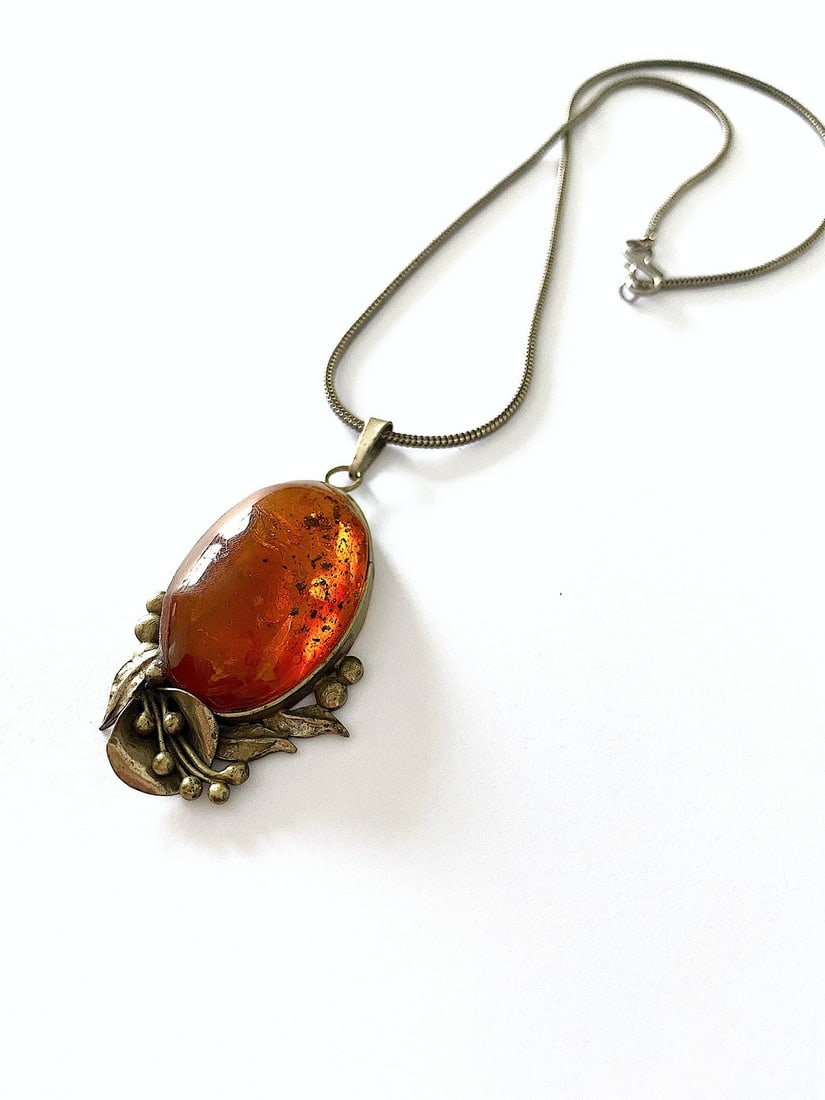 Amazing Unique Vintage Amber Pendant with chain, shaped like an animal: Title:Amazing Unique Vintage Amber Pendant with chain, shaped like an animalMetal:MetalGemstone:AmberWeight:11.6 gSize:Size: 41.3 x 29.25 x 9.2 mm Size: 1.626 x 1.152 x 0.362 inches Made