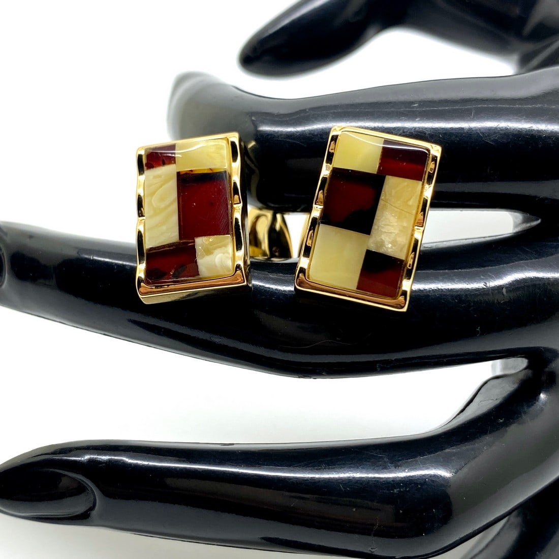 Marvellous Amber Cufflinks: Title:Marvellous Amber Cufflinks Metal:Metal Gemstone:Amber Weight:12.25 g Size:Size: 20.0 x 12.0 x 24.0 mm Size: 0.787 x 0.472 x 0.945 inches Made of:(Reconstituted Amber or Whole Stone):Whole Stone