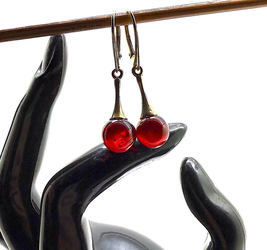 Fascinating Amber Earrings: Title:Fascinating Amber EarringsMetal:925 Silver-Gold PlatedGemstone:AmberWeight:3.7 gSize:Size: 10.0 x 10.0 x 40.0 mm Size: 0.394 x 0.394 x 1.575 inches Made of:(Reconstituted Amber or Whole