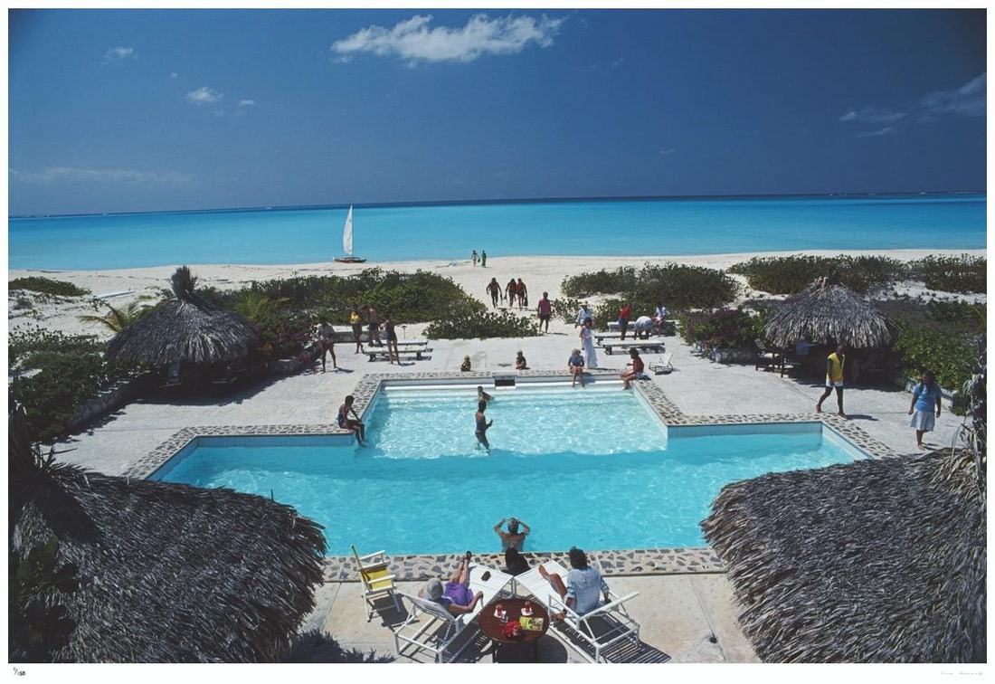 Swimming Pool On The Beach 1981- Slim Aarons Estate Stamped Edition: 1981 (printed later) - 18