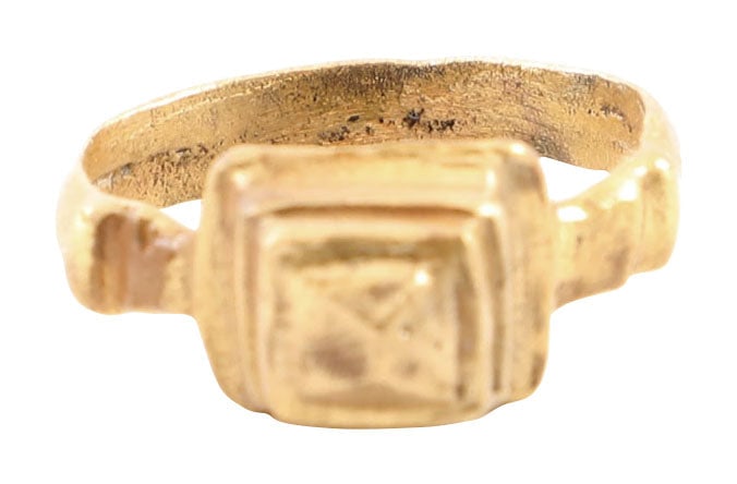 FINE ROMAN PROSTITUTE'S RING, C.100-300 AD, SIZE 7 1/2: Gilt bronze, size 7 1/2. 3.7mm rounded face band stepped and angled at the shoulders which archaeologists identify as Guiraud type 3. shoulders. Rectangular stepped pyramidal bezel superficially imita