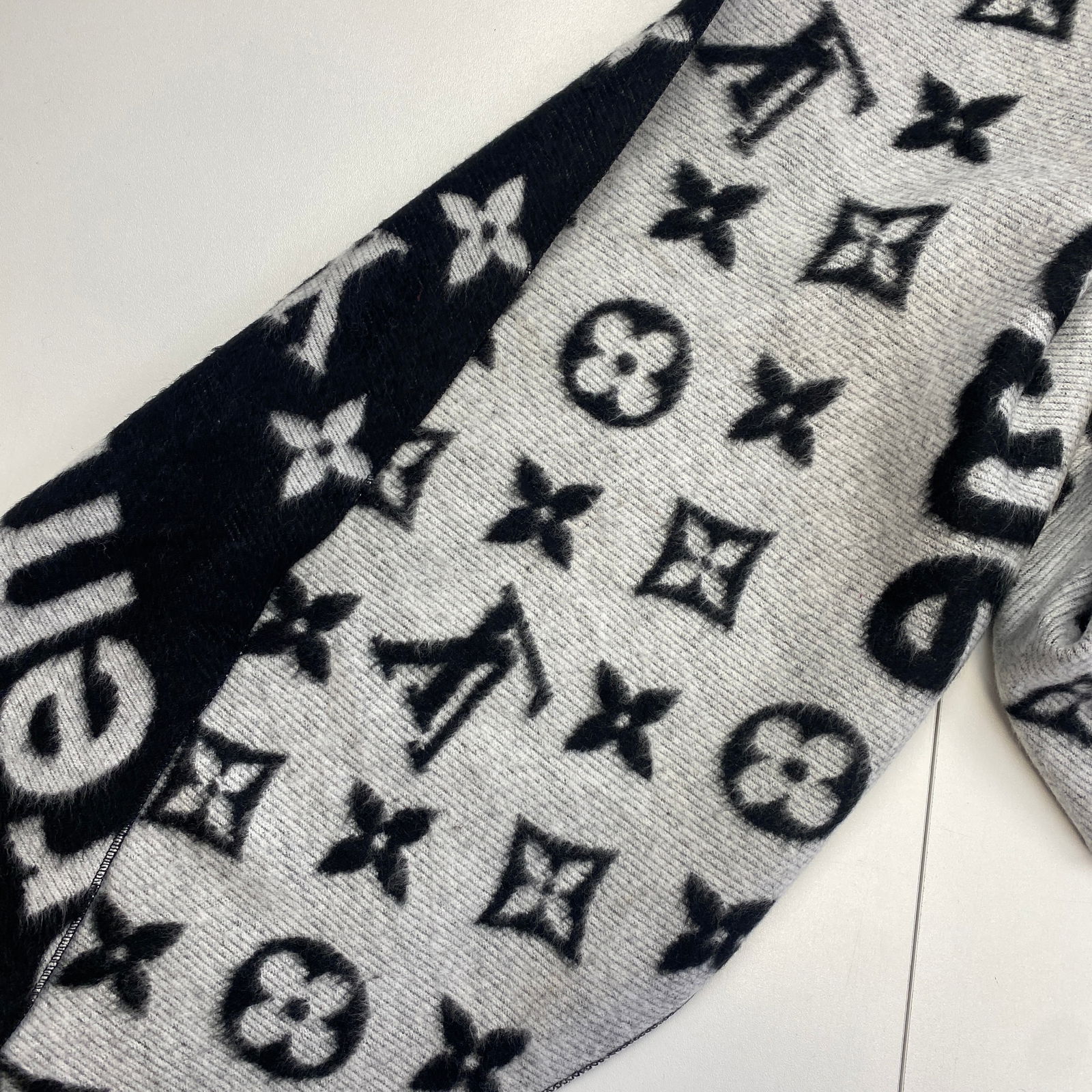 Louis Vuitton X Supreme Black & White Wool Blend Scarf - 5