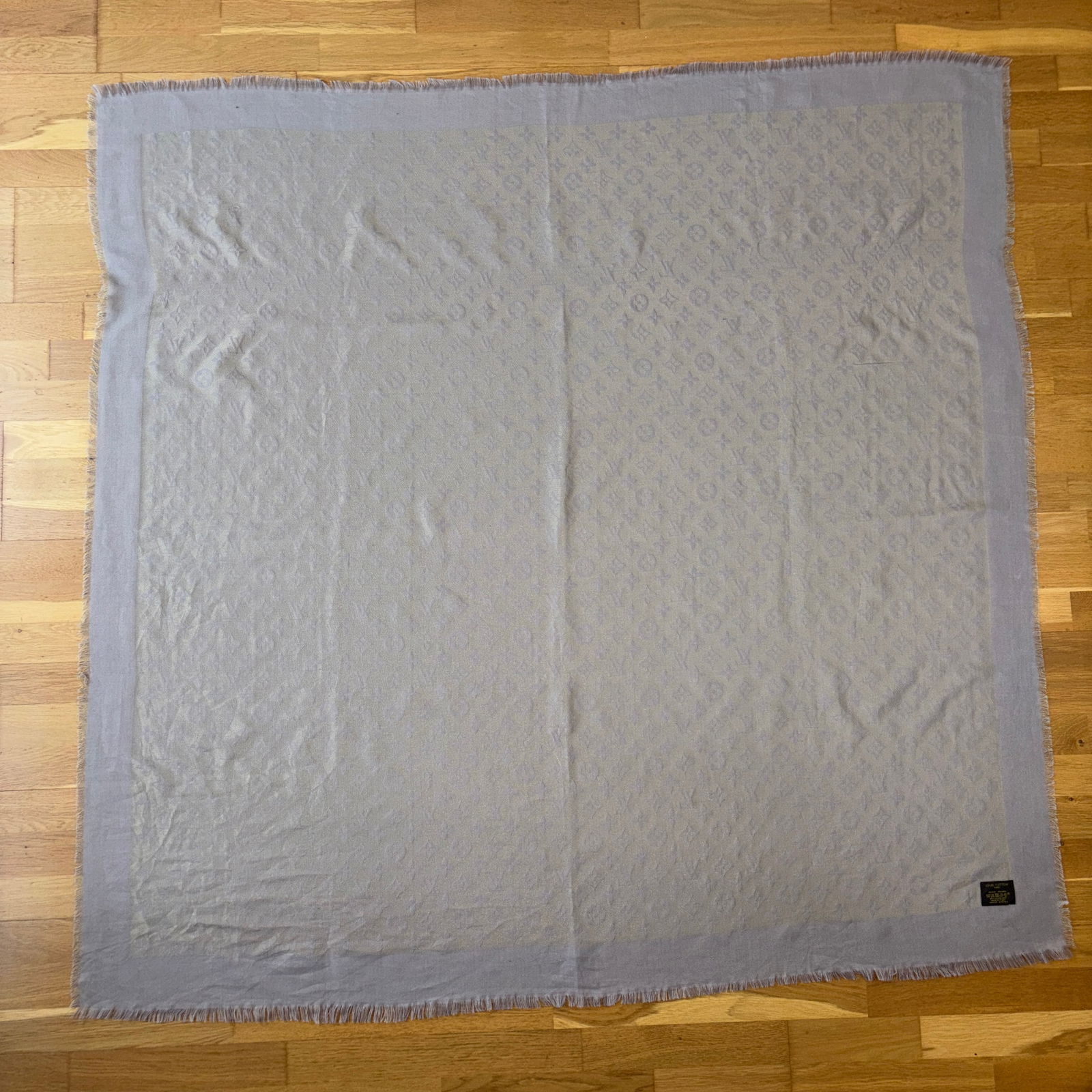 Louis Vuitton Grey & Gold 55% Silk 45% Wool Large Shawl - 10