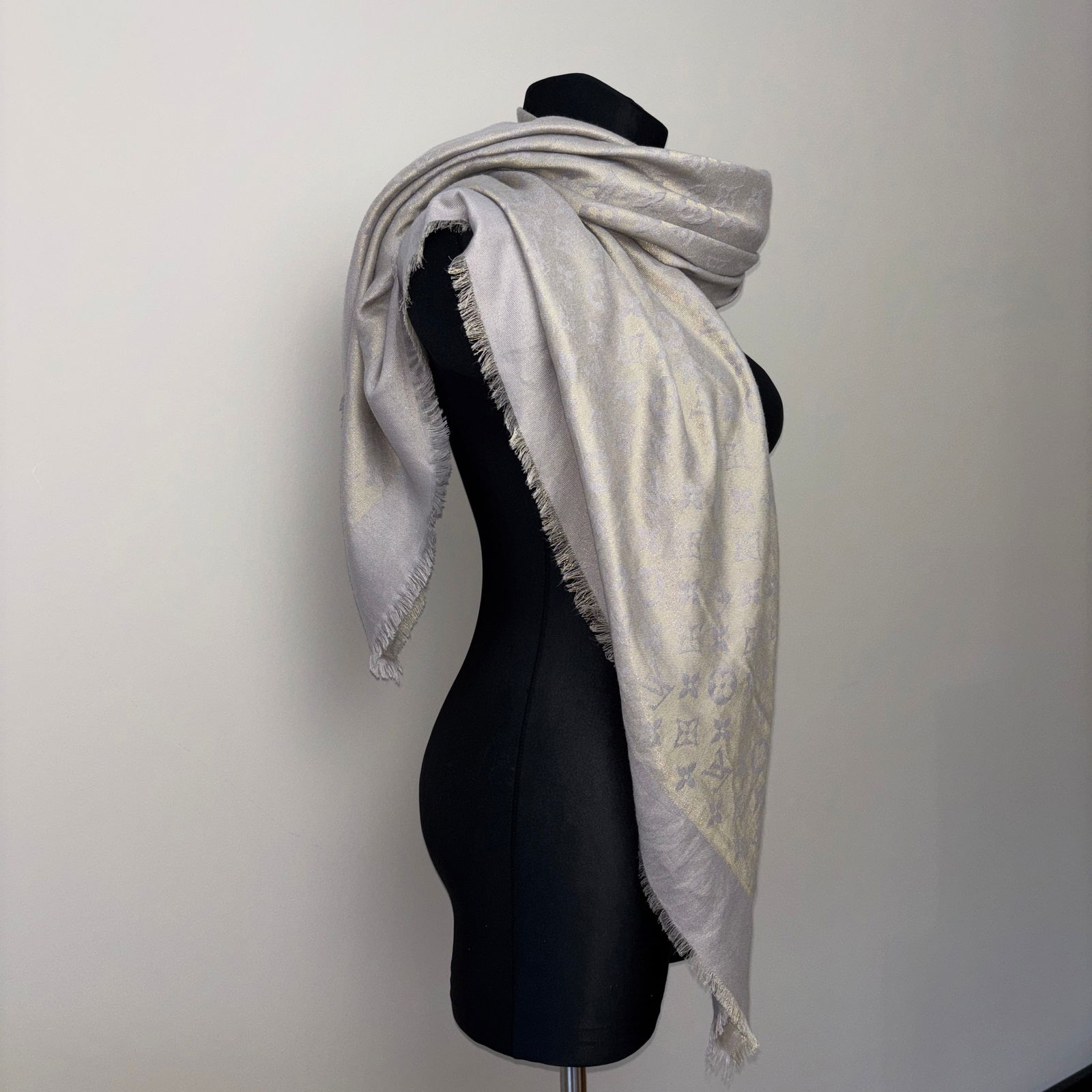 Louis Vuitton Grey & Gold 55% Silk 45% Wool Large Shawl - 4