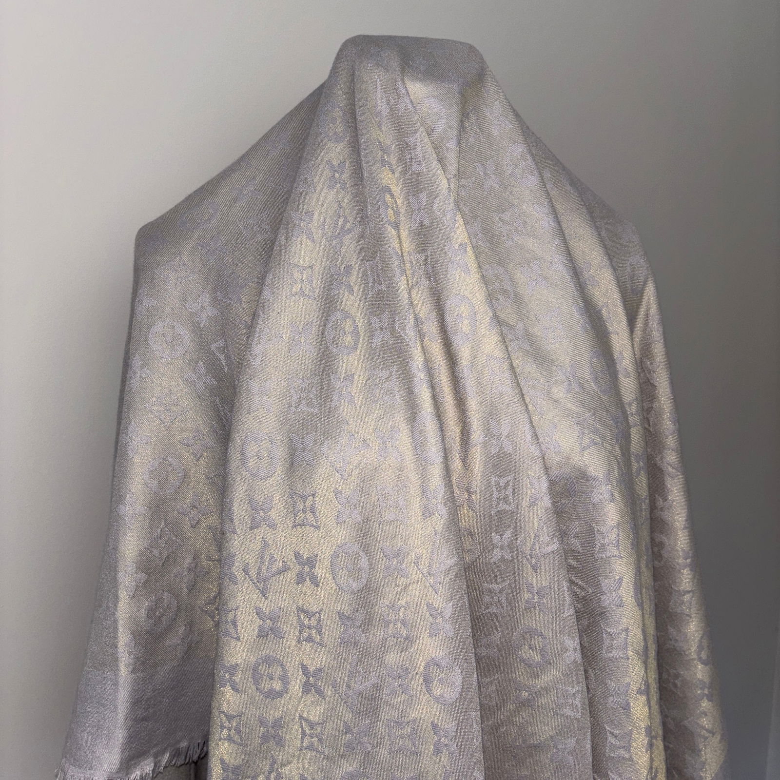 Louis Vuitton Grey & Gold 55% Silk 45% Wool Large Shawl - 5