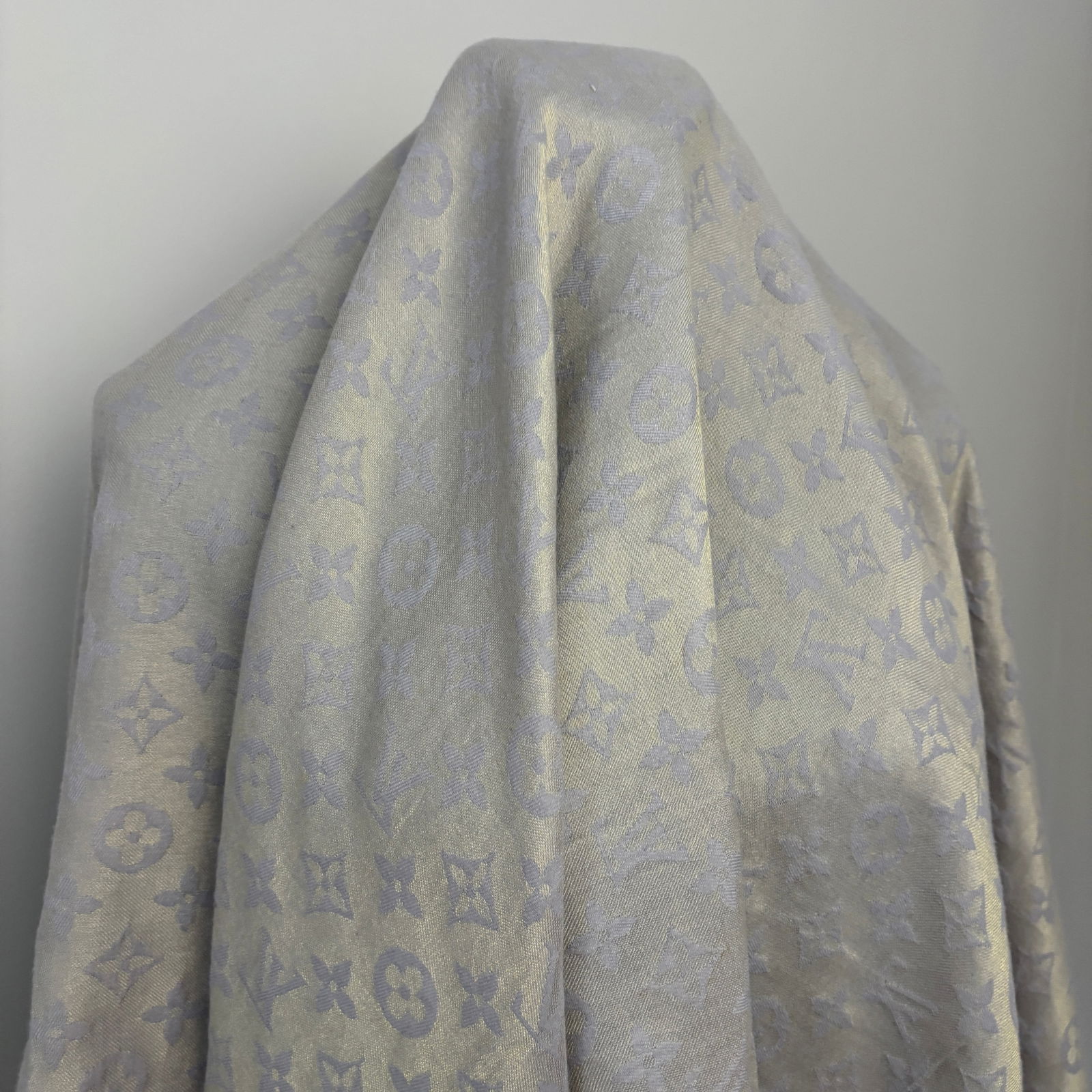 Louis Vuitton Grey & Gold 55% Silk 45% Wool Large Shawl - 7