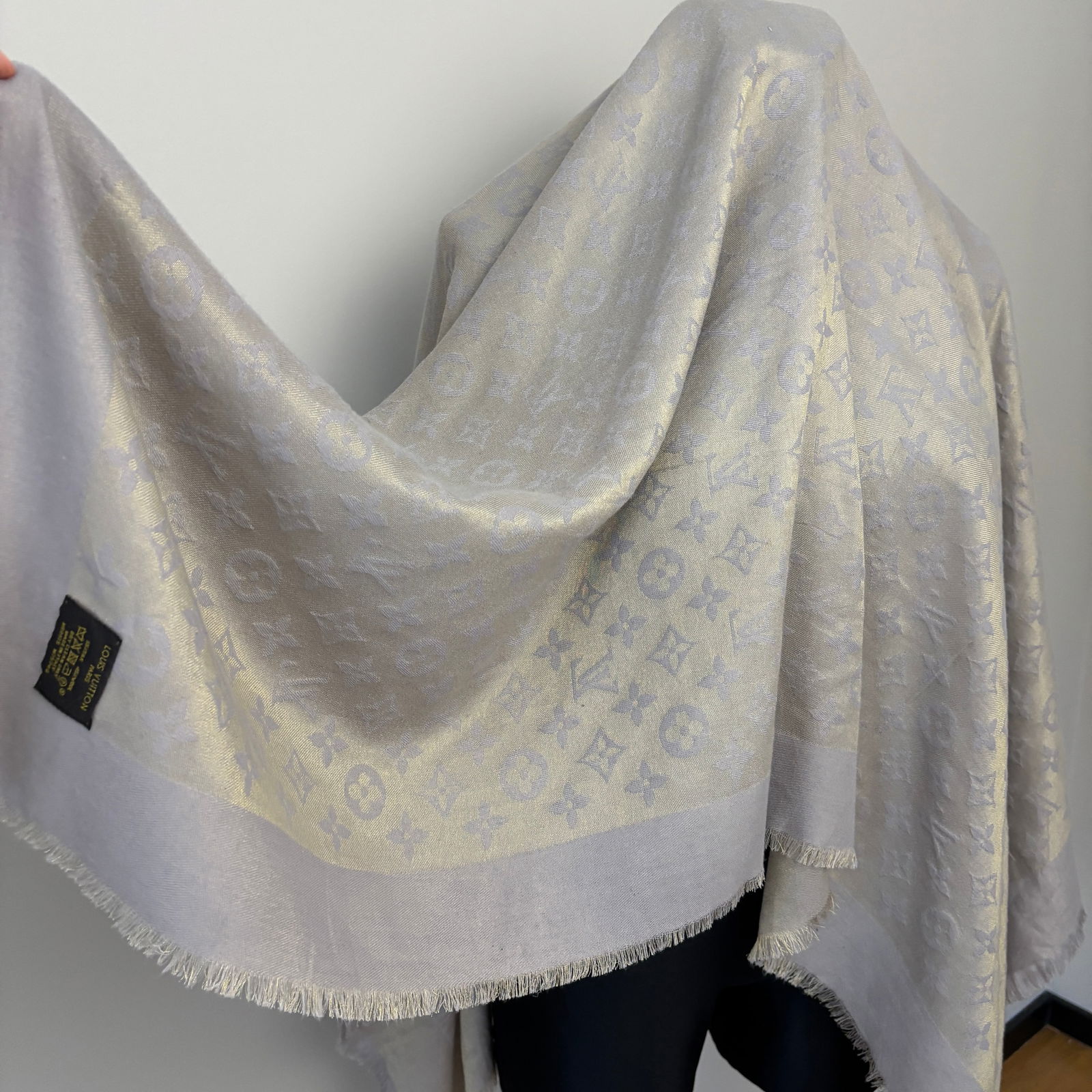 Louis Vuitton Grey & Gold 55% Silk 45% Wool Large Shawl - 8