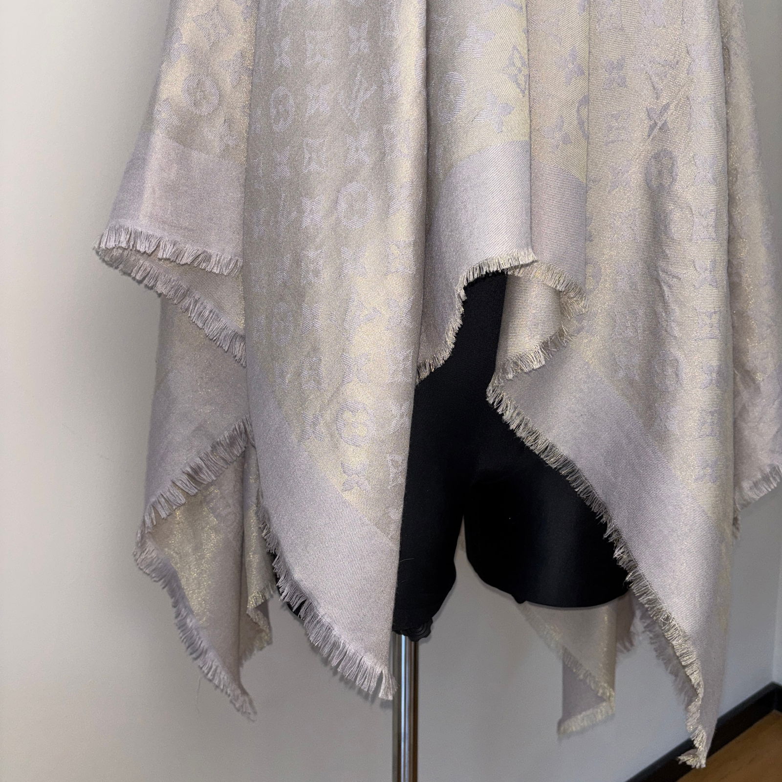 Louis Vuitton Grey & Gold 55% Silk 45% Wool Large Shawl - 9