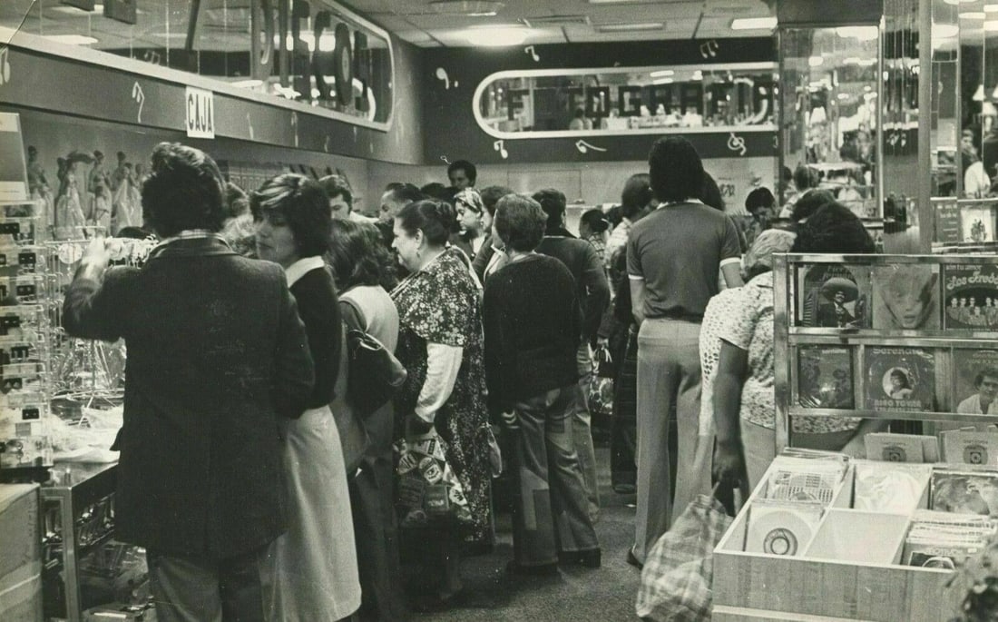 Photographs EDUARDO ESPINOZA, A shopping day in Mexico, 1970 Vintage - 2