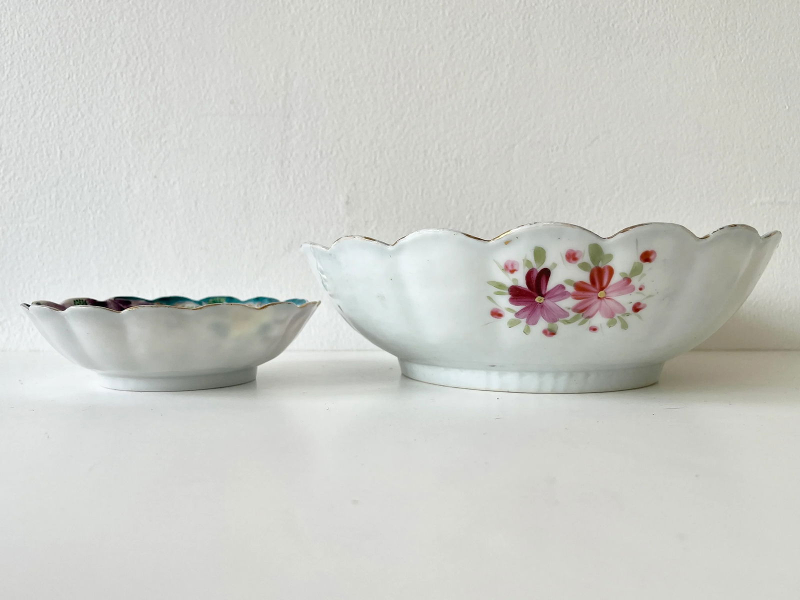 Early 20th Century European Hand-Painted Chrysanthemum Motif Porcelain Serving Bowl With 5 Dessert B - 2
