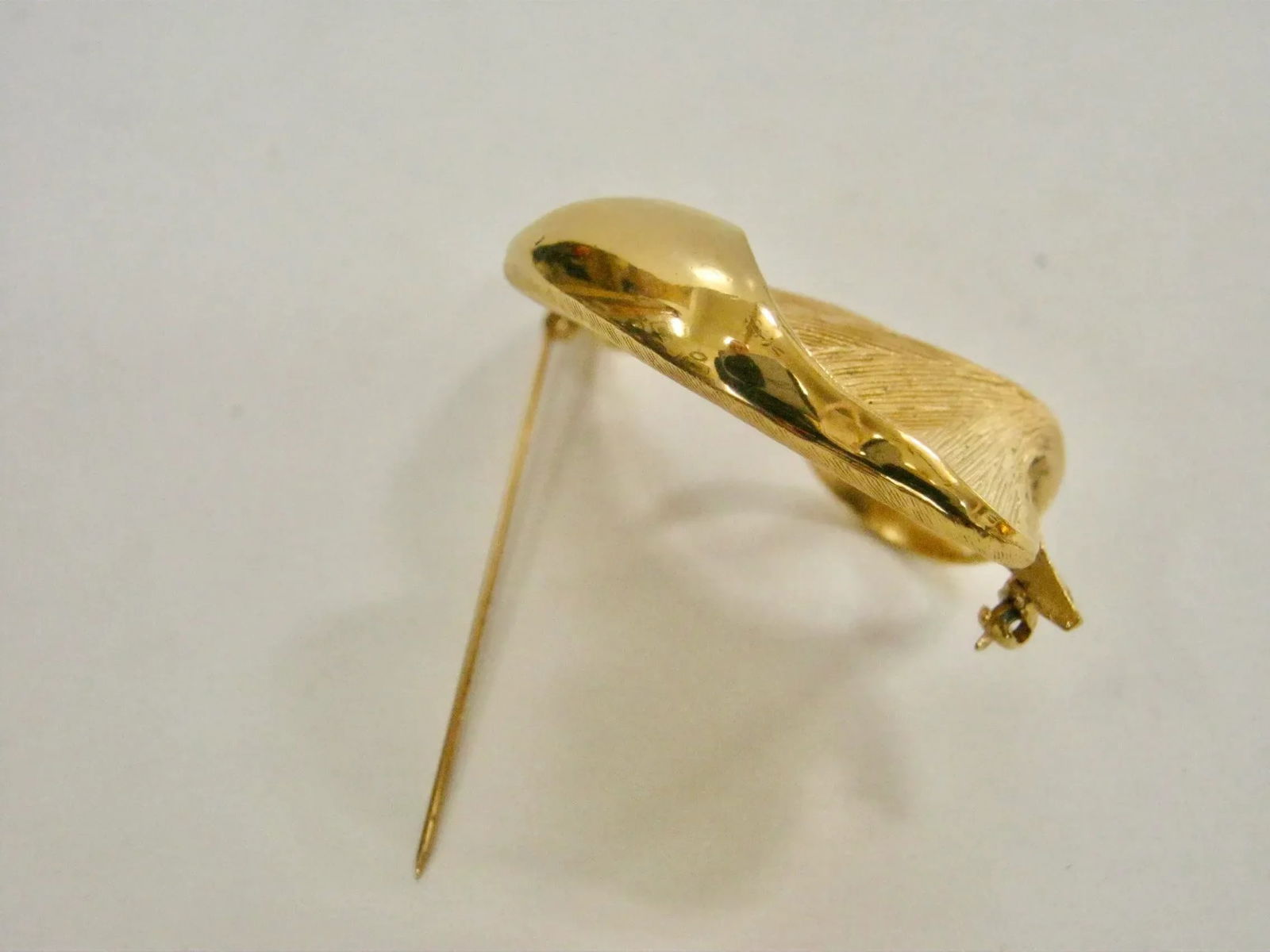 1970s Givenchy Vintage Gold Textured Leaf & Polished Gold Highlights Large Brooch - 3