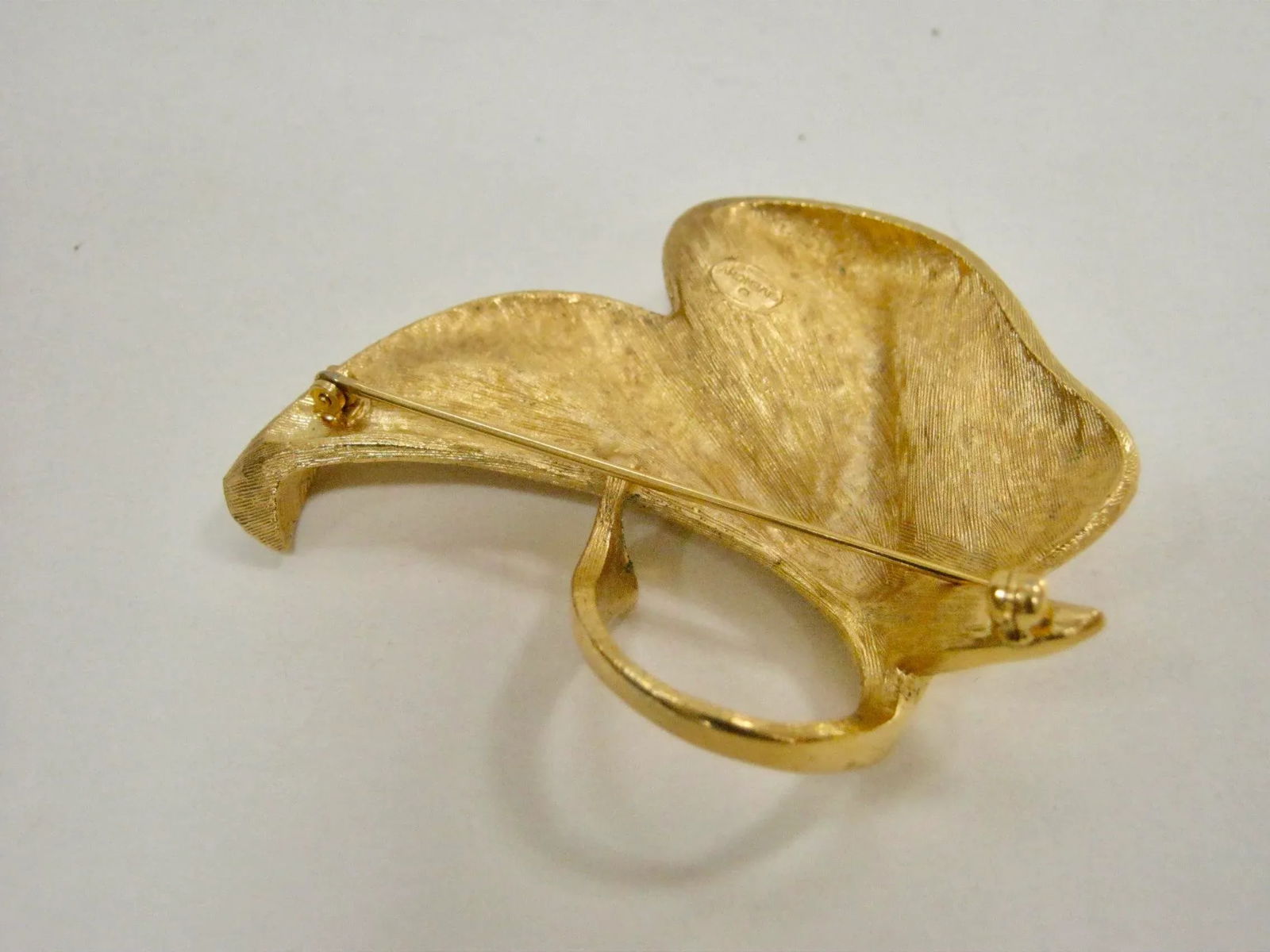 1970s Givenchy Vintage Gold Textured Leaf & Polished Gold Highlights Large Brooch - 4