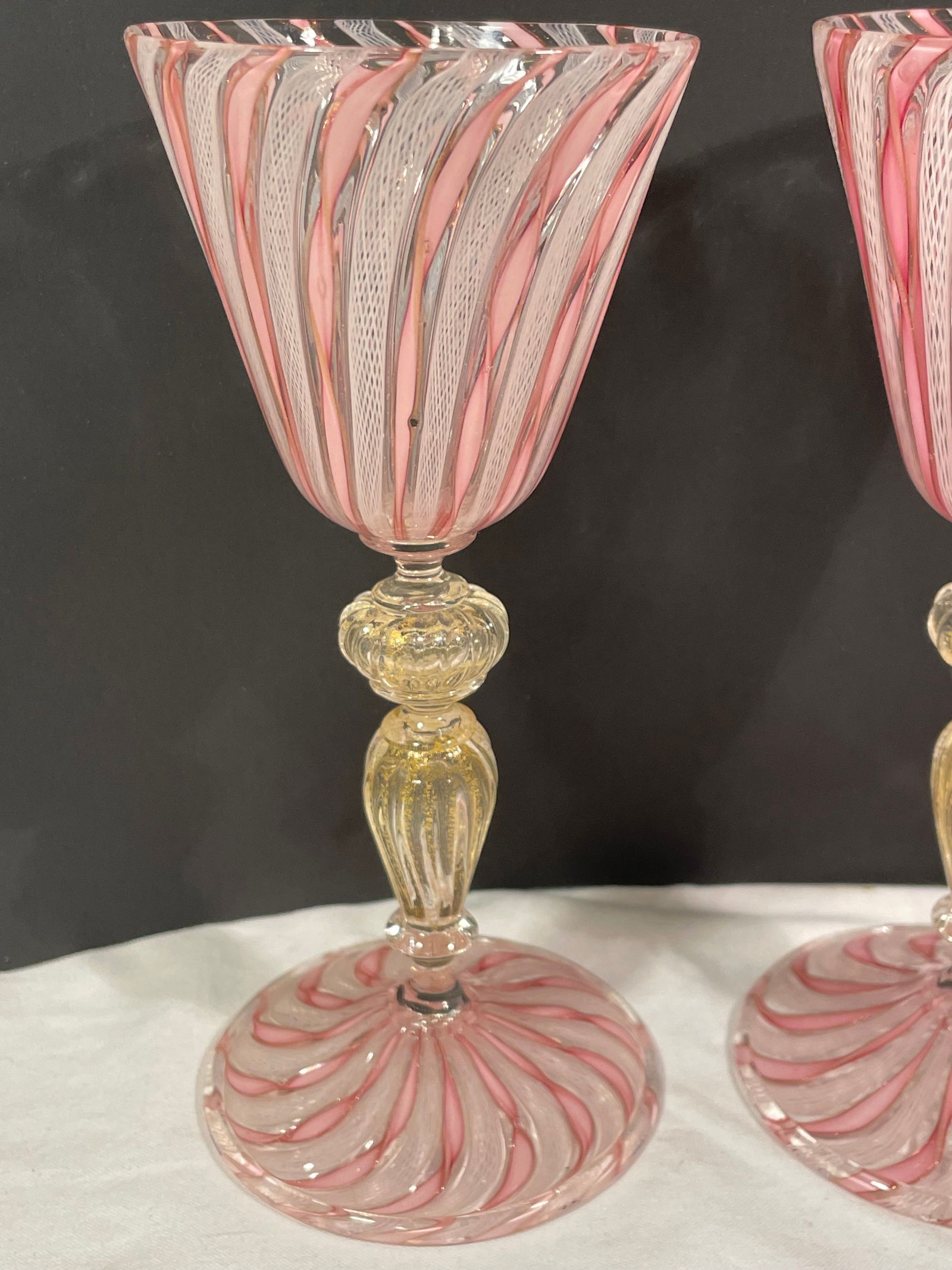 Set of 2 Zanfirico Salviati Murano Style Pink Ribbon Glass Gold Dust Wine Glasses - 3