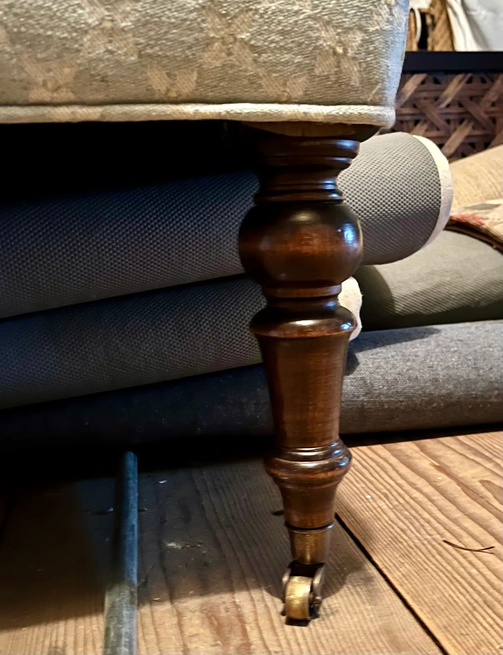 1990s Colefax & Fowler Fabric on Upholstered Ottoman with Turned Feet & Brass Casters - 3