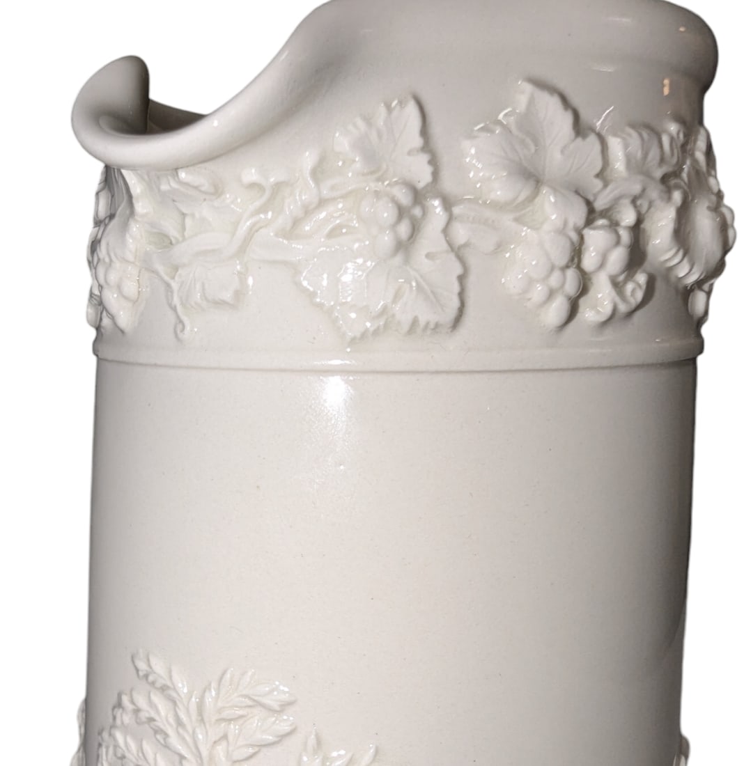 1940s Wedgwood Queensware Trojan Jug - 6