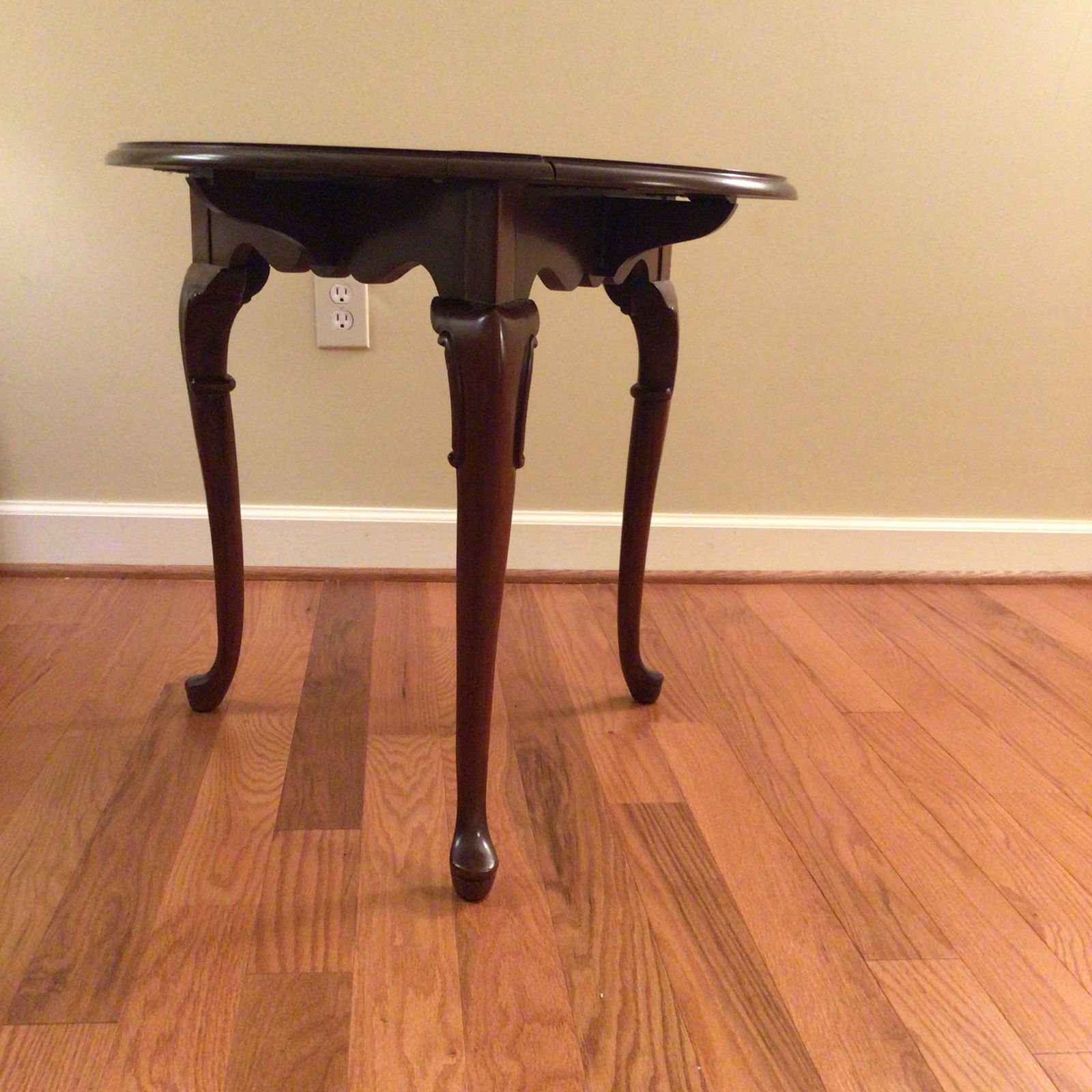 1990s Hickory Chair Drop Leaf Handkerchief Side Table - 3
