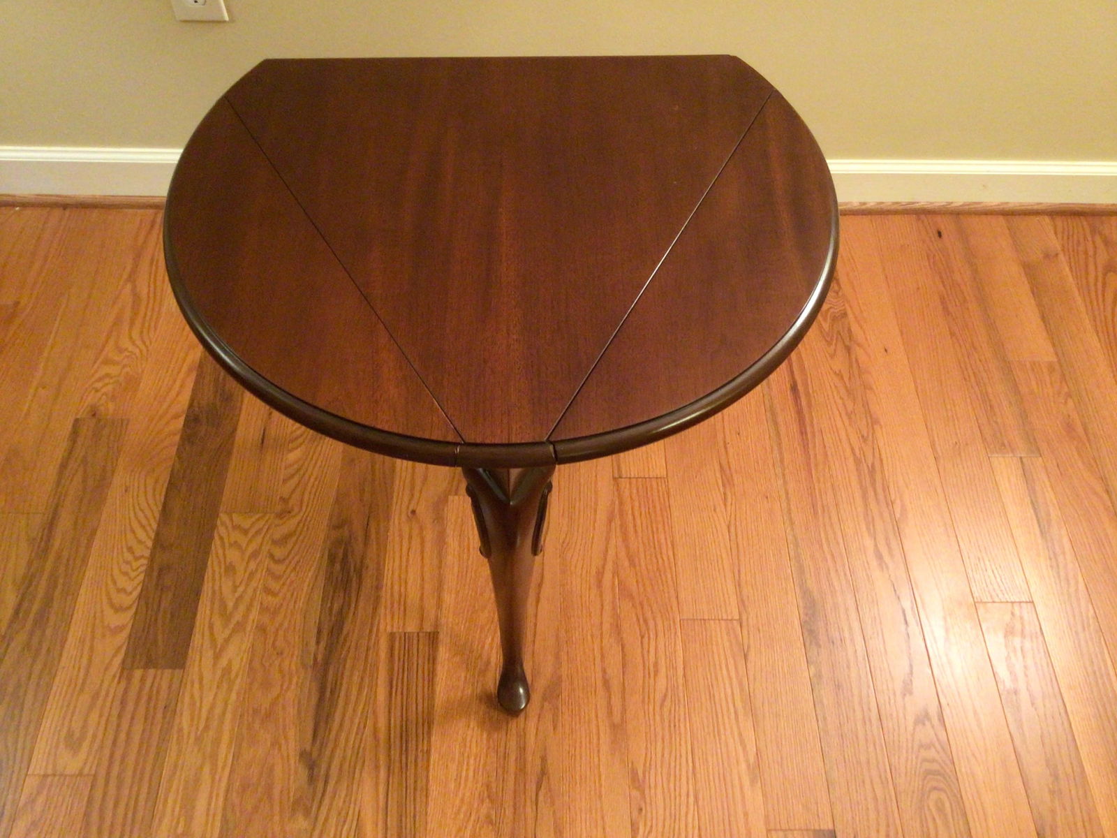 1990s Hickory Chair Drop Leaf Handkerchief Side Table - 8