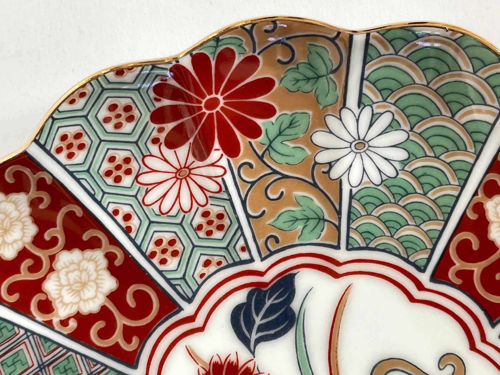 Late 20th Century Signed Japanese Imari Scalloped Plate With Floral Design - 4