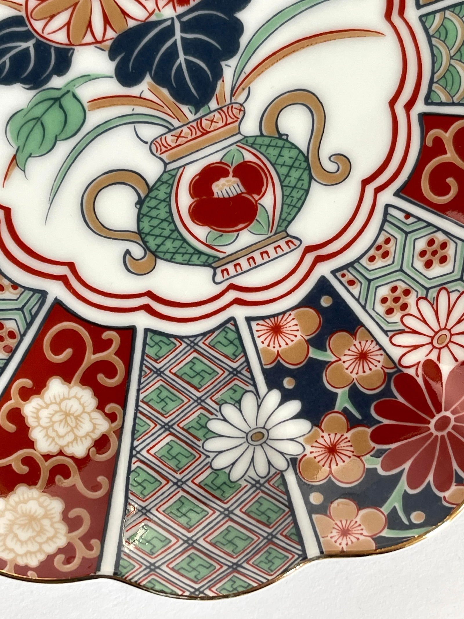 Late 20th Century Signed Japanese Imari Scalloped Plate With Floral Design - 5