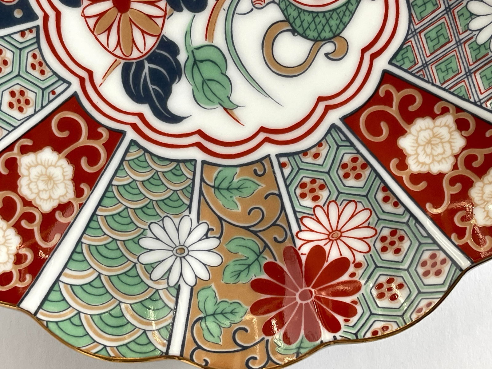 Late 20th Century Signed Japanese Imari Scalloped Plate With Floral Design - 6