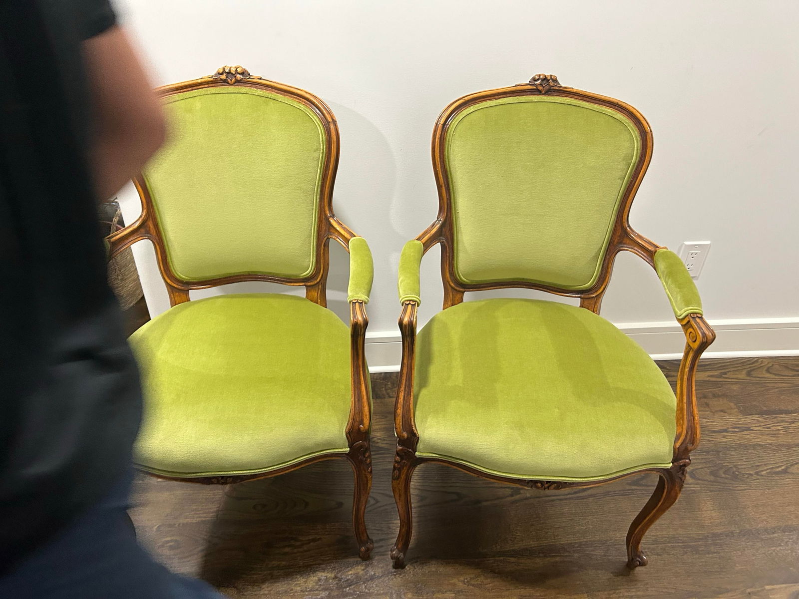 Antique French Louis XV Style Pair of Carved Bergere Armchairs - 2